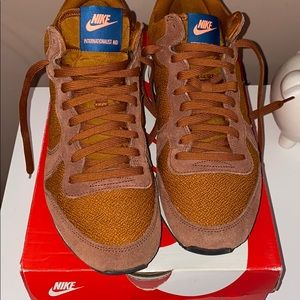 Women’s Nike Internationalist Mid